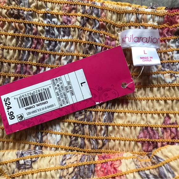 Cute Womens summer feather print romper. Flowy and fitted at the same time. - Picture 3 of 4